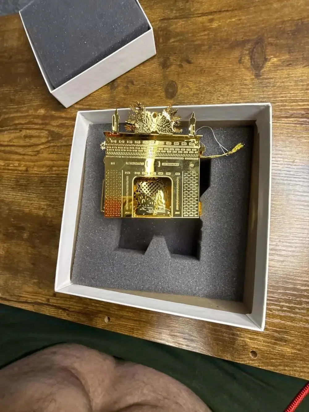 Danbury Mint 2005 Annual Festive Fireplace 23kt Gold Plated Christmas Ornament